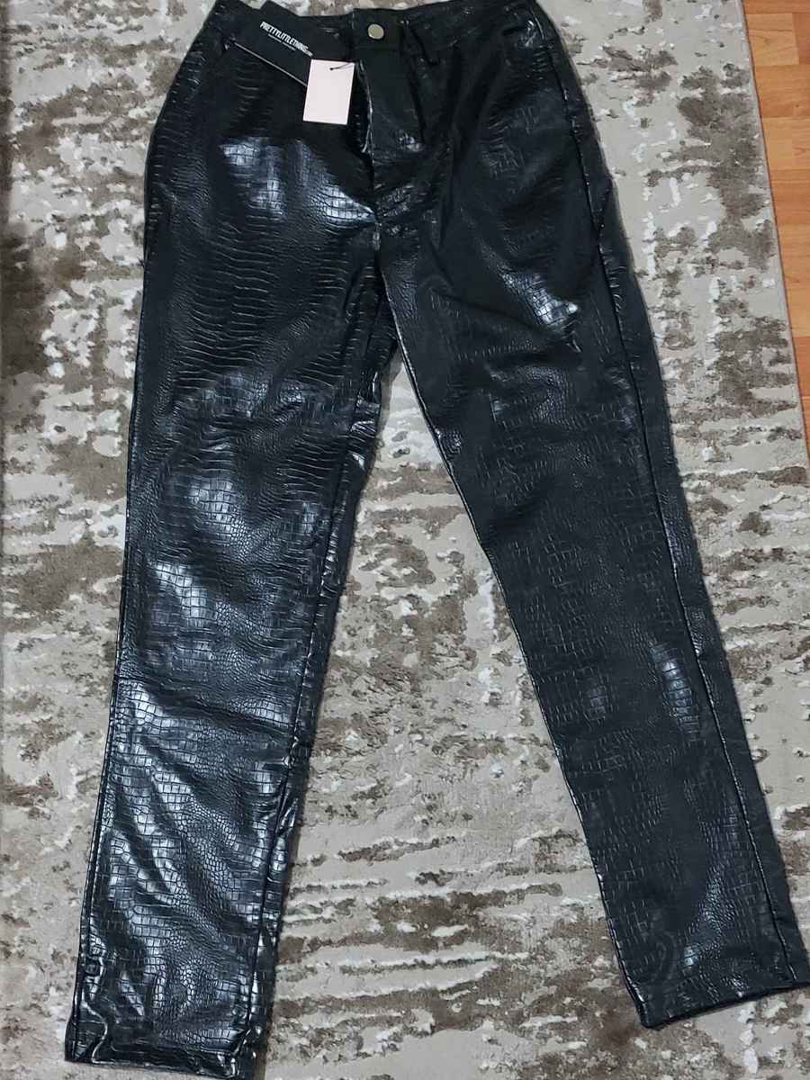  Pantaloni drepți, S