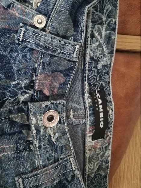  Jeans evazați, 32
