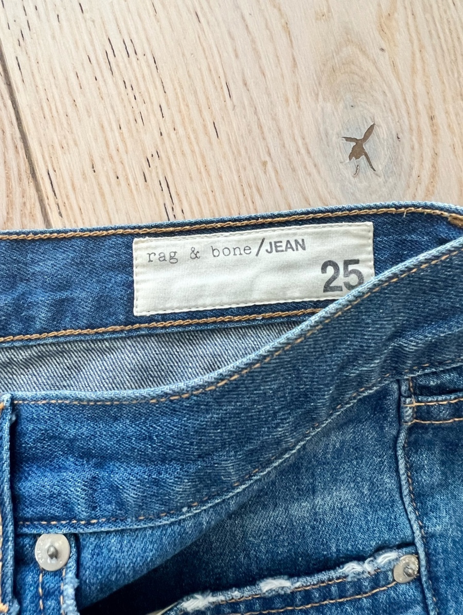  Jeans scurți, 26