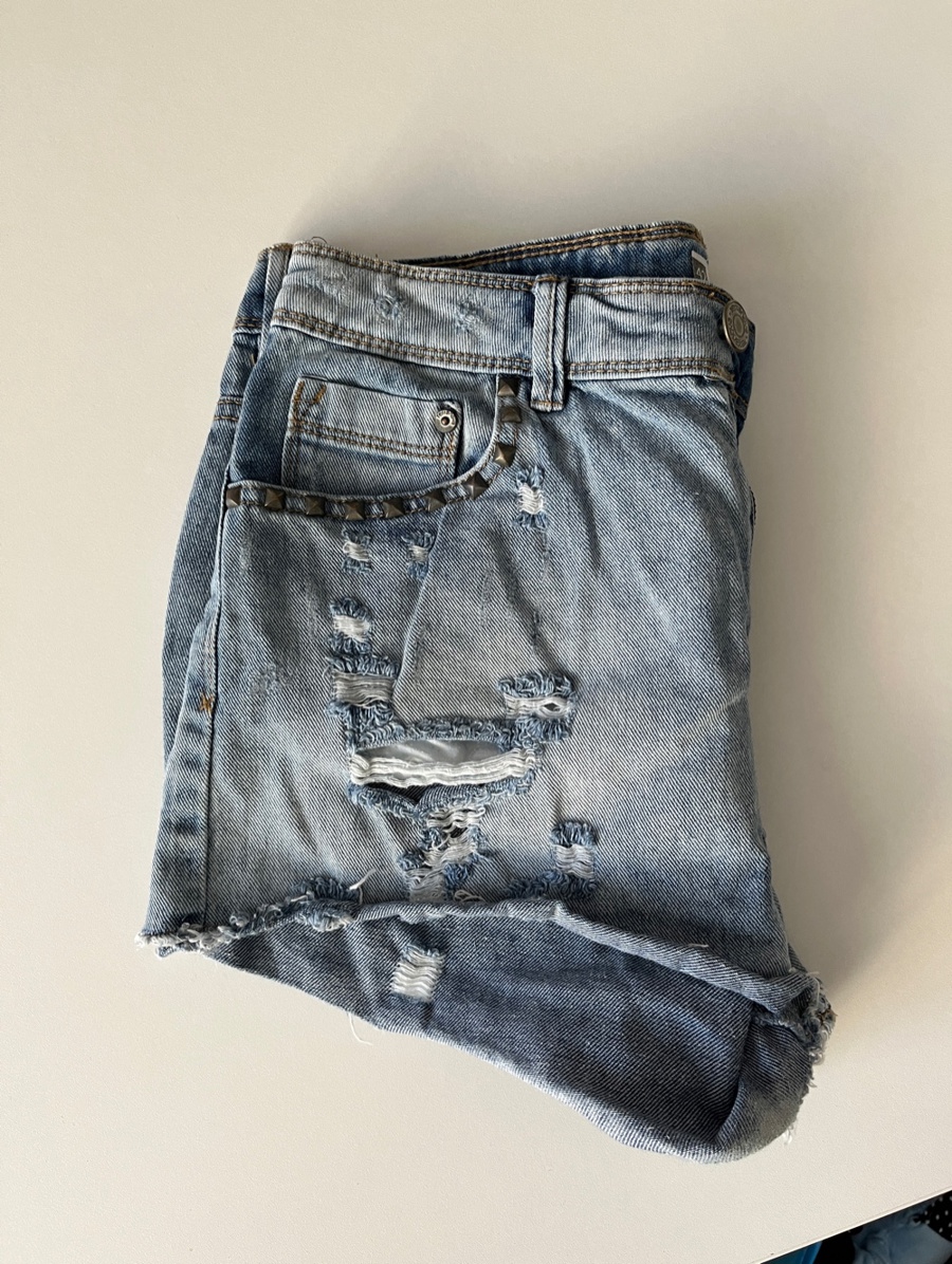  Jeans scurți, 27