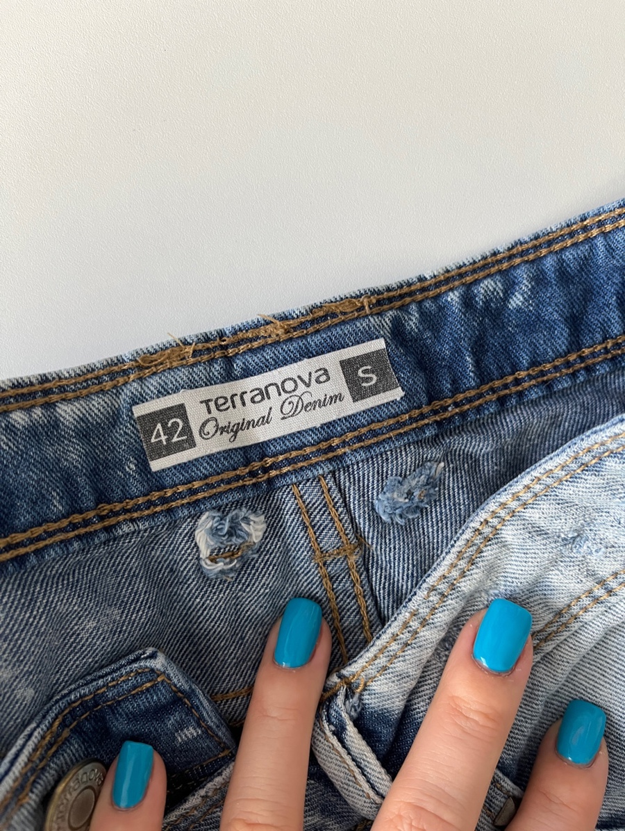  Jeans scurți, 27