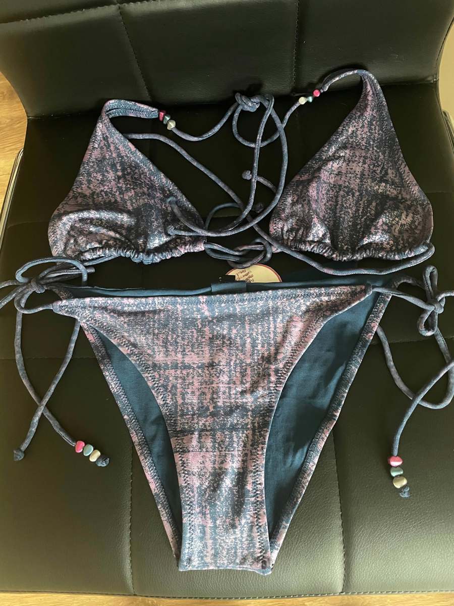  Costum de baie, L