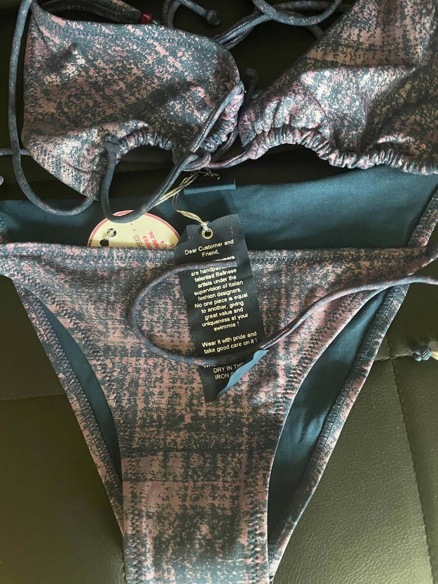  Costum de baie, L