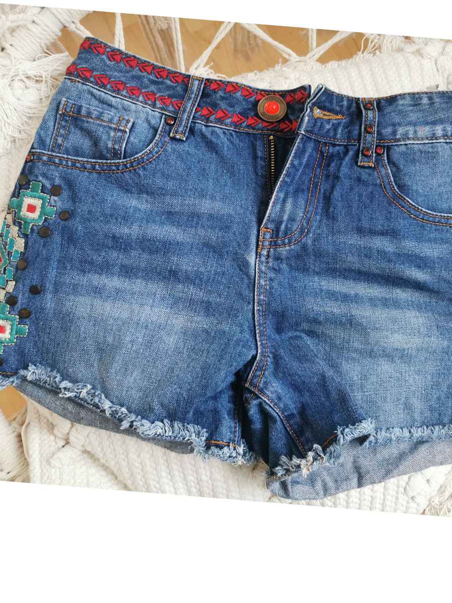  Jeans scurți, 26