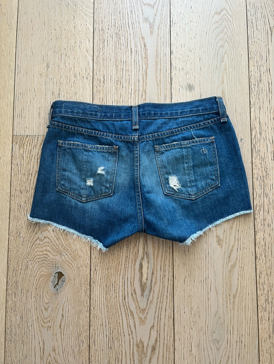  Jeans scurți, 26
