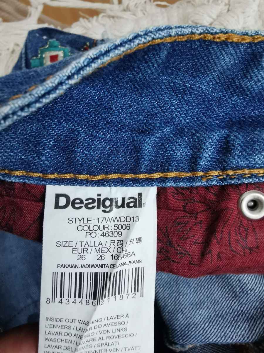  Jeans scurți, 26