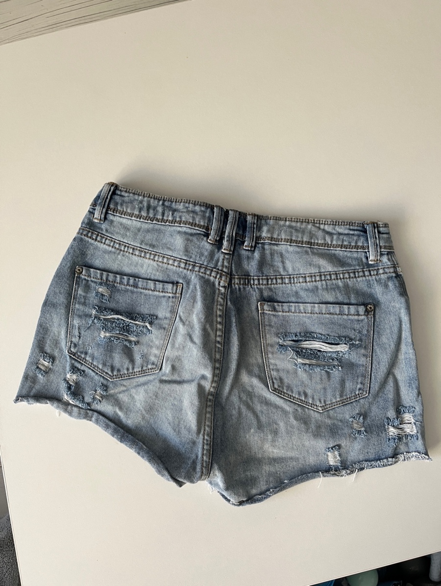  Jeans scurți, 27