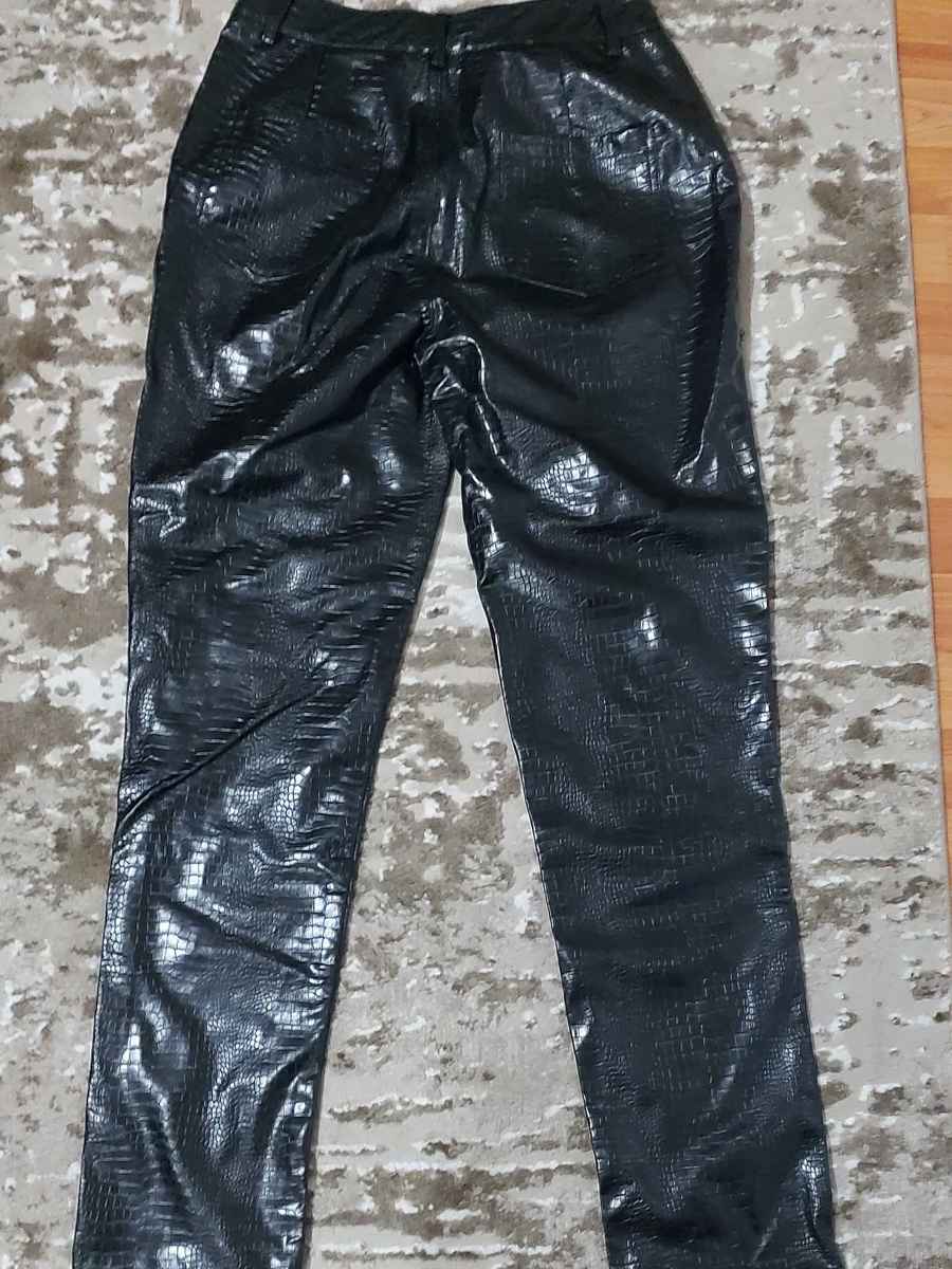  Pantaloni drepți, S