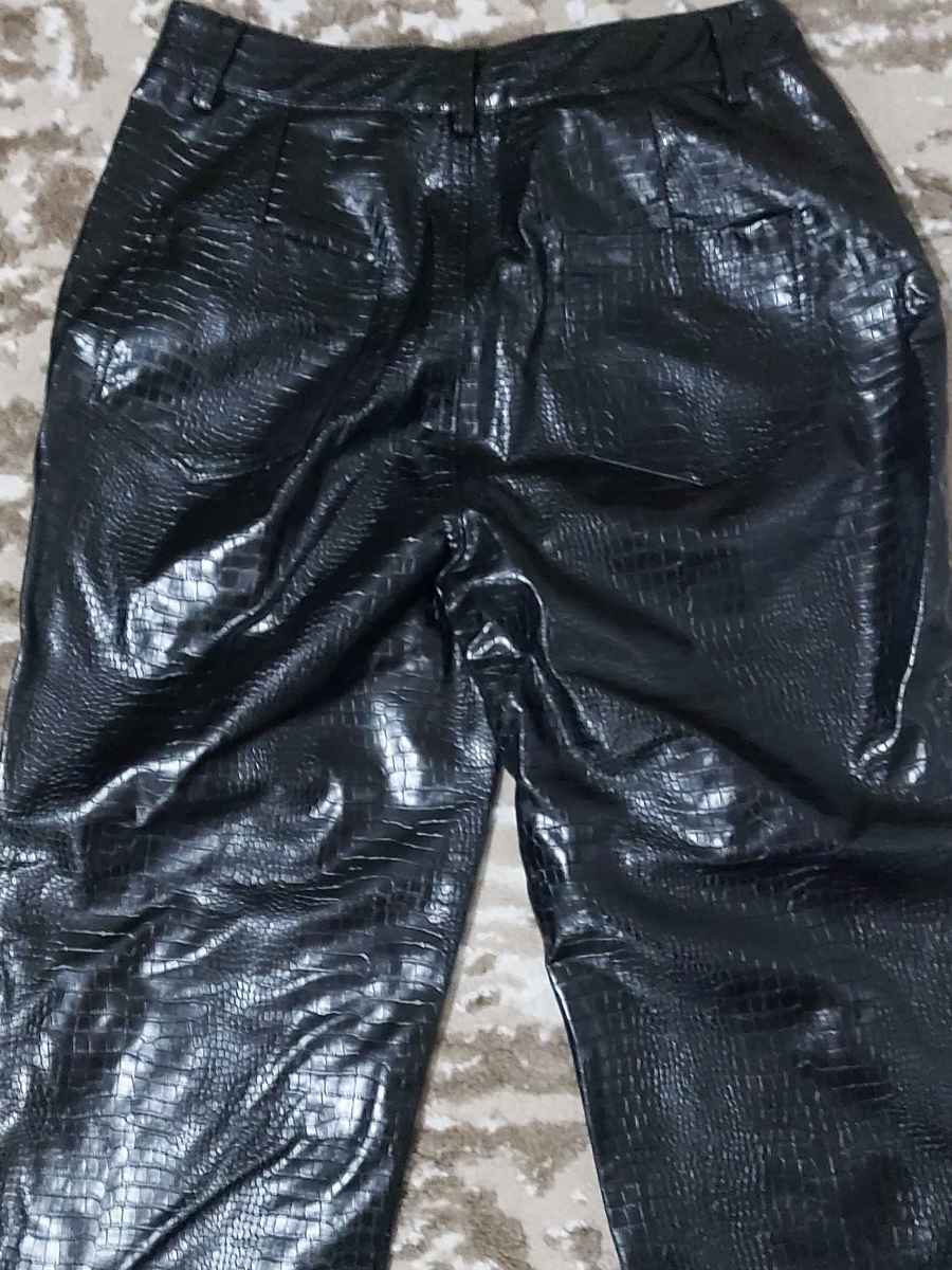  Pantaloni drepți, S