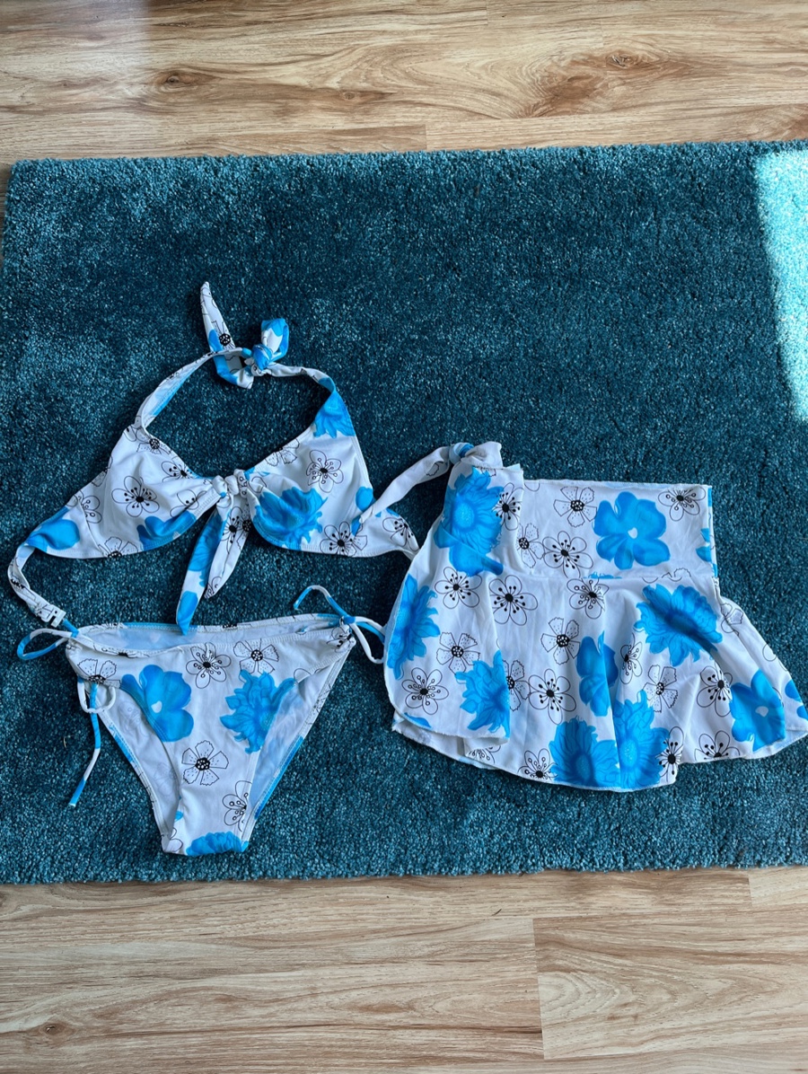  Costum de baie, S