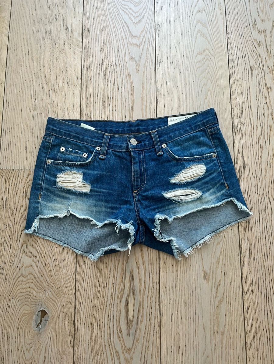  Jeans scurți, 26