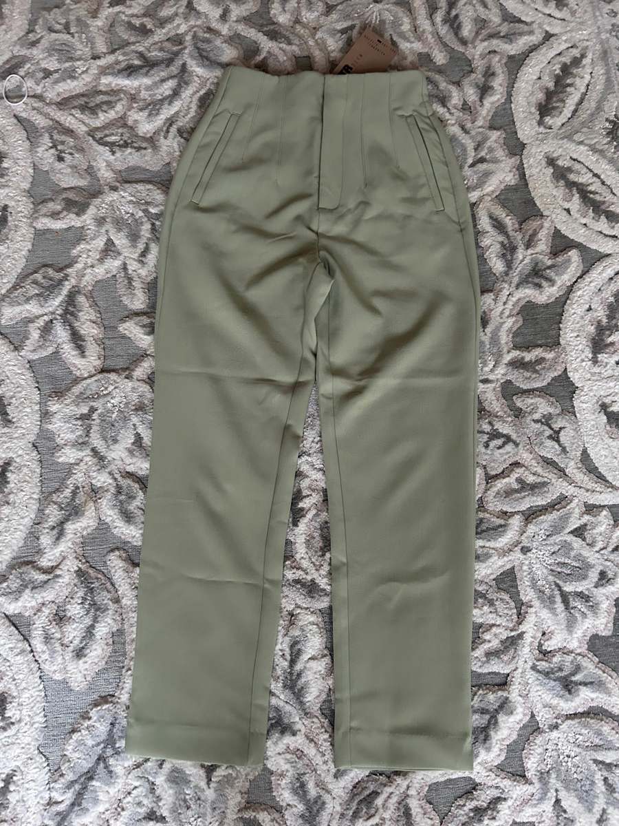  Pantaloni drepți, S