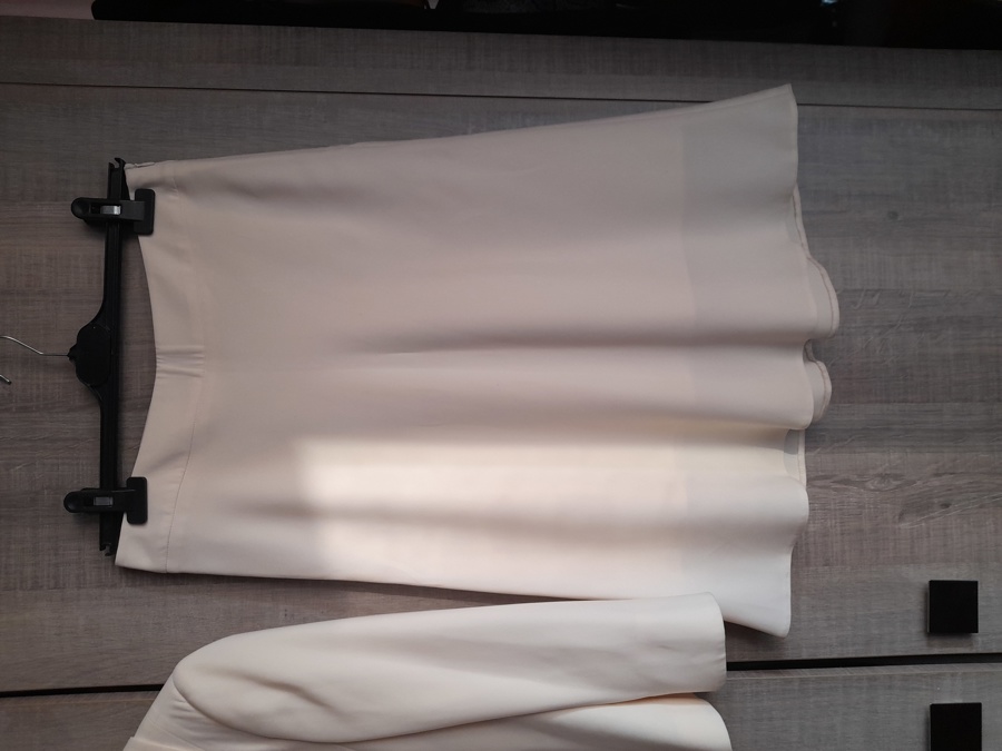  Costum, M